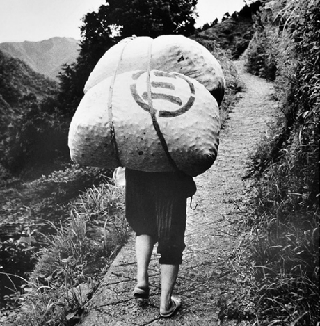 荷物を運ぶ人