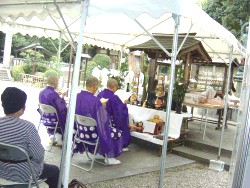 水子法会 僧侶・祭壇 先頭は極楽寺住職